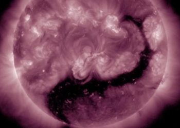 В ИКИ РАН сообщили о появлении на Солнце корональной дыры в виде дракона