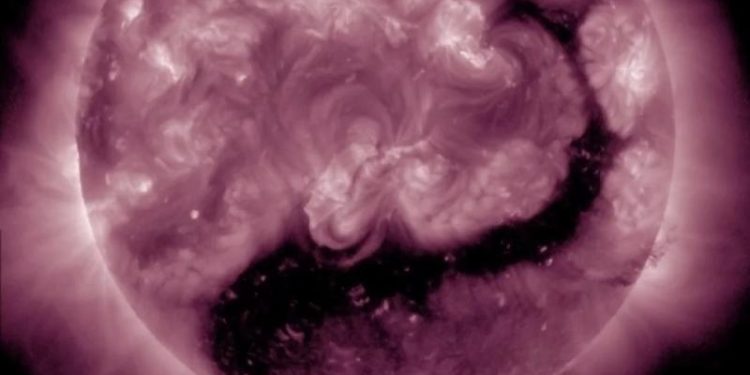 В ИКИ РАН сообщили о появлении на Солнце корональной дыры в виде дракона