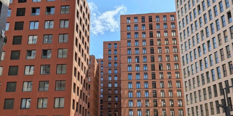 Аналитики оценили снижение продаж новостроек в России за год