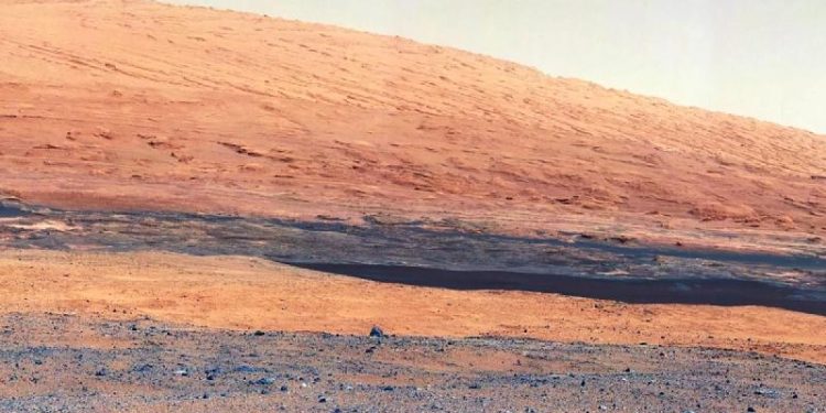 Астроном объяснил появление странного объекта в виде снаряда на Марсе