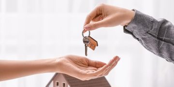 Цена ниже на 25%: насколько выгодно покупать новостройку по