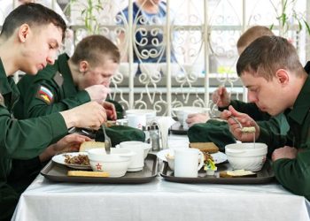 Чай, кофе, повоюем: что дают на завтрак в армии и подойдет ли солдатское меню гражданским