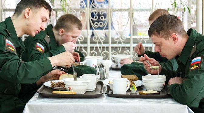 Чай, кофе, повоюем: что дают на завтрак в армии и подойдет ли солдатское меню гражданским