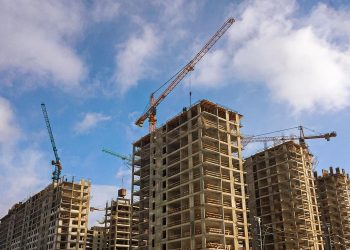 Эффект «долговых хвостов»: как мораторий на штрафы влияет на застройщиков