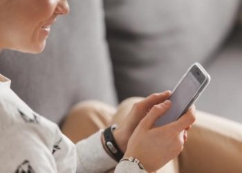 Химик из США создал лак, позволяющий использовать ногти как сенсорную ручку