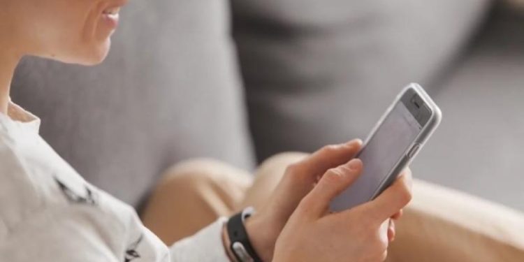 Химик из США создал лак, позволяющий использовать ногти как сенсорную ручку