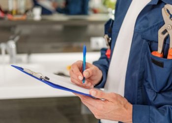 Когда День работника ЖКХ в России: история и традиции праздника