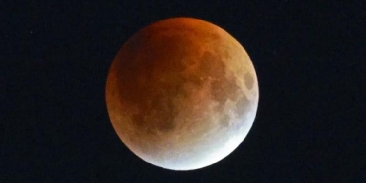 «Кровавая» и «червивая». Где и как наблюдать затмение Луны 3 марта?