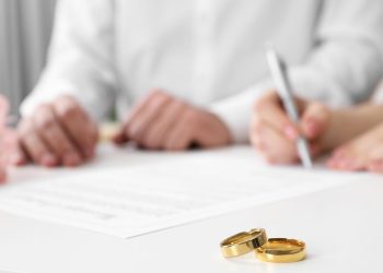 Можно ли оспорить брачный договор, передающий жилье накануне банкротства