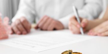 Можно ли оспорить брачный договор, передающий жилье накануне банкротства