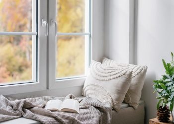 От барной стойки до оранжереи: как использовать подоконник в квартире