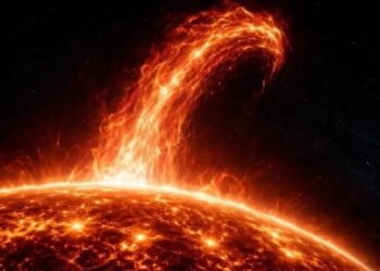 От Солнца оторвался гигантский протуберанец размером миллион километров