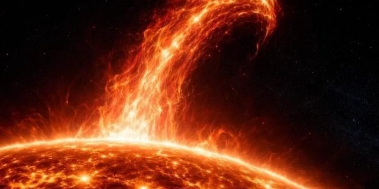 От Солнца оторвался гигантский протуберанец размером миллион километров