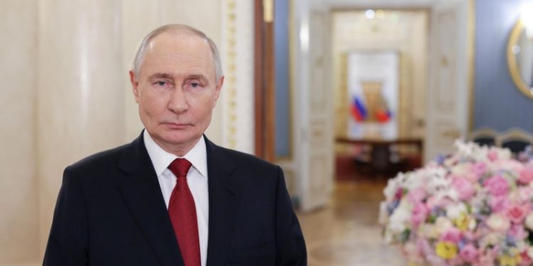 Путину доверяют 77 процентов россиян, показал опрос