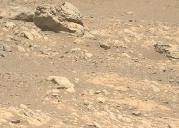 Снаряд и женщина в платье: астроном раскрыл странные находки на Марсе