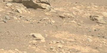 Снаряд и женщина в платье: астроном раскрыл странные находки на Марсе