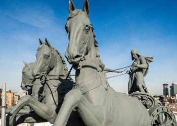 Собянин сообщил о завершении реставрации скульптур Московского ипподрома