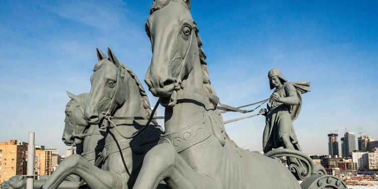 Собянин сообщил о завершении реставрации скульптур Московского ипподрома