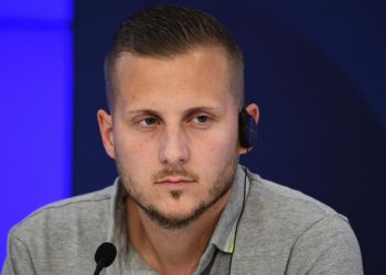 Включенный в санкции ЕС журналист Адриан Боке пытается добраться до Москвы