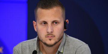 Включенный в санкции ЕС журналист Адриан Боке пытается добраться до Москвы