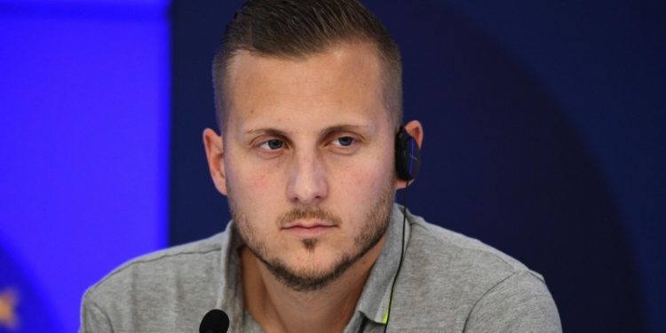 Включенный в санкции ЕС журналист Адриан Боке пытается добраться до Москвы