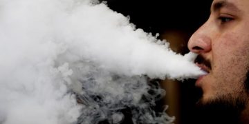 Выпускать пар тоже запретят — Мантуров объявил вейпам войну