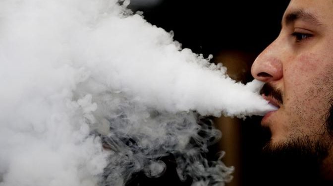 Выпускать пар тоже запретят — Мантуров объявил вейпам войну