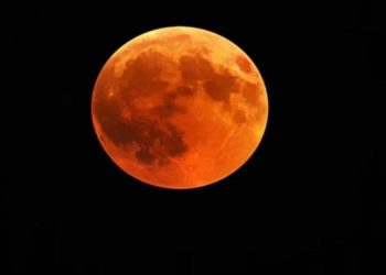 Экипаж миссии Artemis II возвращается на Землю после облета Луны