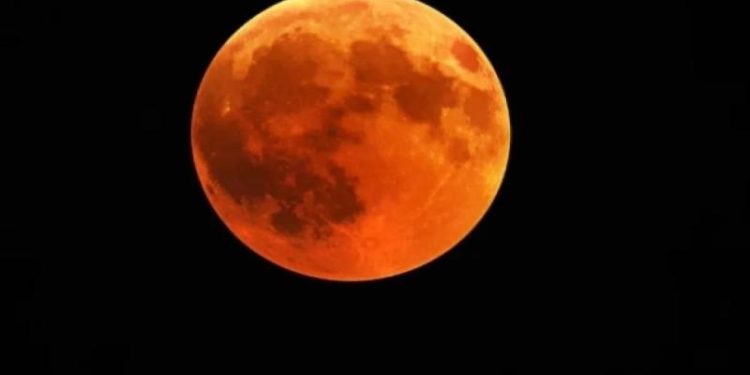 Экипаж миссии Artemis II возвращается на Землю после облета Луны