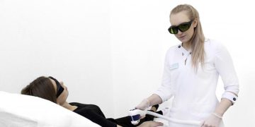 Можно ли делать лазерную эпиляцию летом?