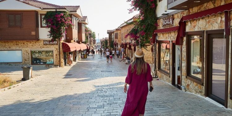 Названы страны, где россияне бронируют жилье на майские праздники