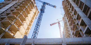 От массового до элитного: у каких девелоперов больше всего упала выручка