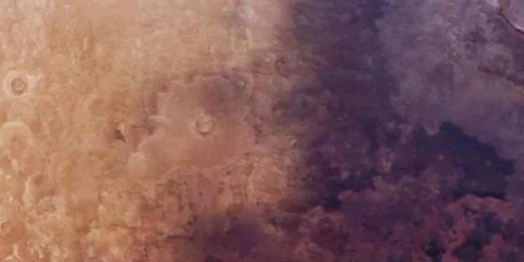 Ползущий феномен. На Марсе уже 50 лет движется загадочная «тень»