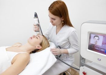 Помогает ли микроигольчатый RF-лифтинг от морщин и растяжек на самом деле