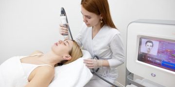 Помогает ли микроигольчатый RF-лифтинг от морщин и растяжек на самом деле