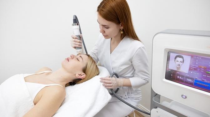 Помогает ли микроигольчатый RF-лифтинг от морщин и растяжек на самом деле