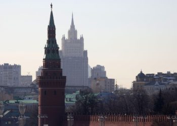 Россия и Украина продолжают диалог с США по своим каналам, заявили в Кремле