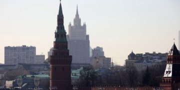 Россия и Украина продолжают диалог с США по своим каналам, заявили в Кремле