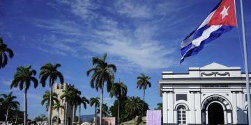 Россия рассчитывает на возобновление авиарейсов на Кубу, заявил Чернышенко