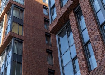 Спрос на премиальные новостройки в Москве упал вдвое за квартал