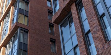 Спрос на премиальные новостройки в Москве упал вдвое за квартал