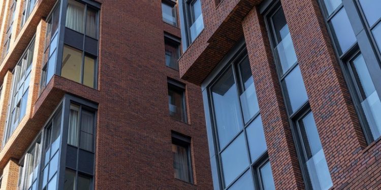 Спрос на премиальные новостройки в Москве упал вдвое за квартал