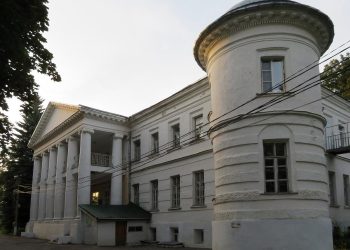 Москва вновь выставила на торги главный дом старинной усадьбы Поливаново