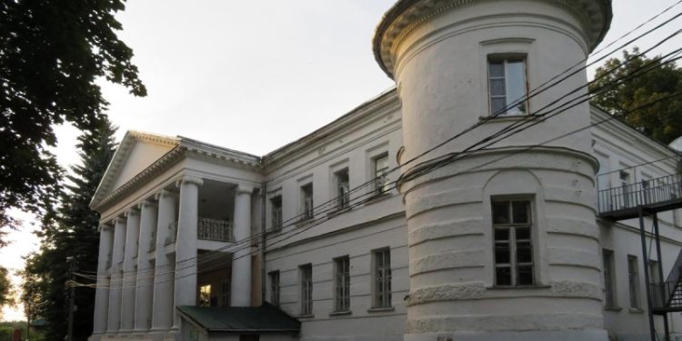 Москва вновь выставила на торги главный дом старинной усадьбы Поливаново