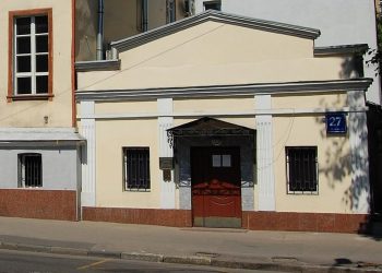 В центре Москвы на торги выставили столетний дом по цене однушки