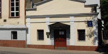 В центре Москвы на торги выставили столетний дом по цене однушки