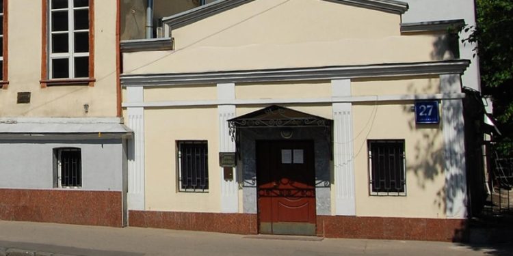 В центре Москвы на торги выставили столетний дом по цене однушки