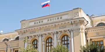 ЦБ в 9-й раз подряд снизил ключевую ставку. Как это отразится на ипотеке