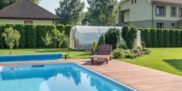 До 50%: где в Подмосковье вырос спрос на аренду домов с бассейнами