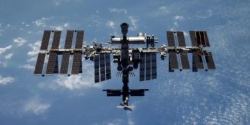 Корабль Cargo Dragon отстыковался от МКС и приводится в Калифорнии